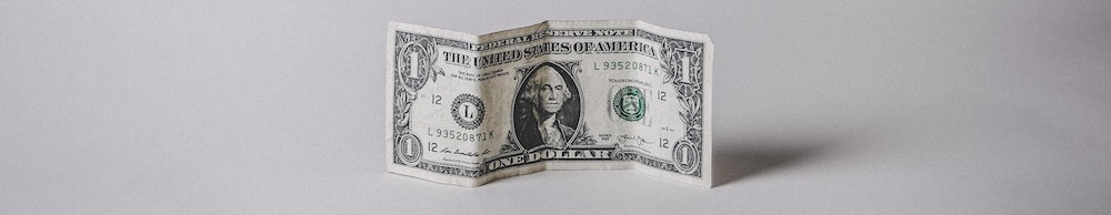 Bild med dollarsedel som illustrerar artikel om spara pengar tips enkelt